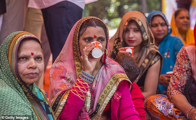 Indianët “besojnë” se kanë gjetur kurën e Koronavirusit, pijnë urinë lope