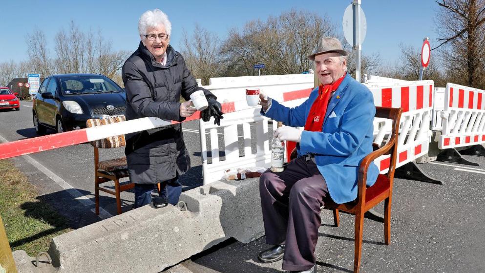 Ajo është daneze, ai gjerman/ Takohen çdo ditë në kufi, dy të moshuarit: Koronavirusi s’na ndan dot ne