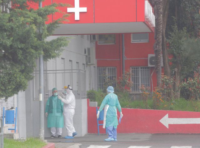 Tre kryeinfermierë të Spitalit Infektiv pozitiv me Covid-19