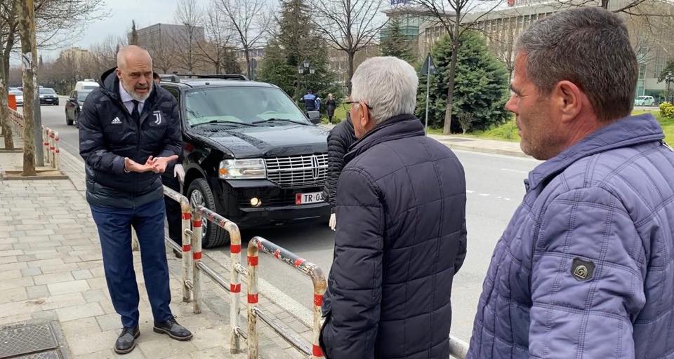 Rrugëve me xhupin e Juventusit për të mbyllur njerëzit në shtëpi, në Itali çuditen me Edi Ramën
