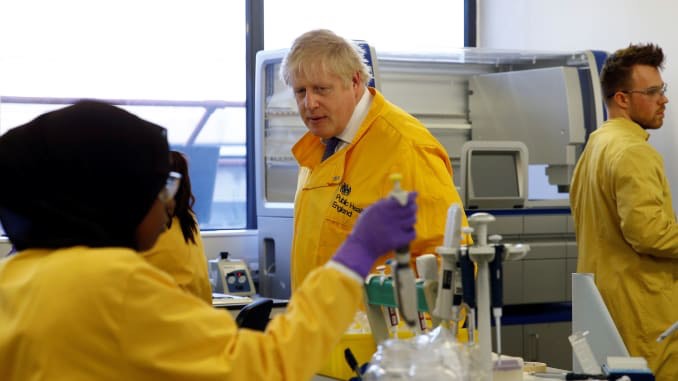 Qeveria britanike bën marrëveshje me sektorin privat, porosit 10 mijë ventilatorë të rinj