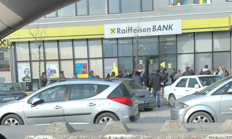 Tek Raiffeisen Bank qytetarët në grumbuj, s’duket polic në qarkullim e rregullat s’njihen