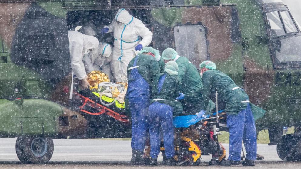 Fotoja që tregon tregon se si po luftojnë mjekët t’i mbajnë në jetë pacientët me Covid-19