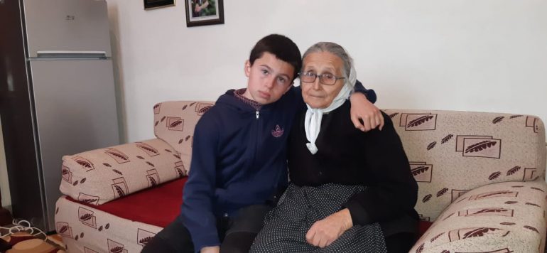 Babai e braktisi, nëna i vdiq/ Rrëqeth 14-vjeçari nga Gramshi: S’më zë gjumi natën nga frika se më nxjerr qiraxhiu nga shtëpia!