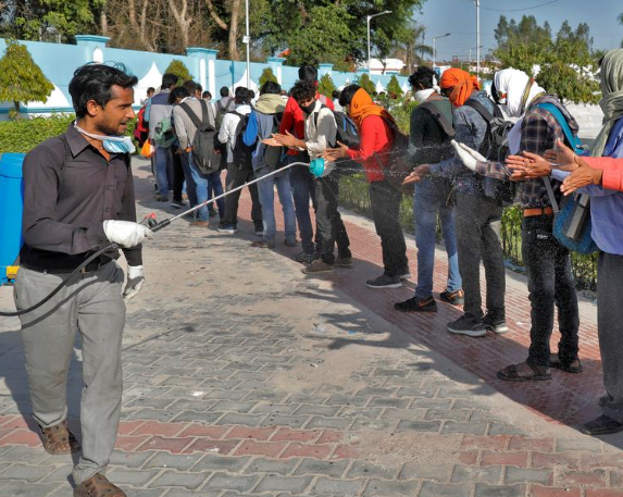 Punëtorët mbeten pa bukë dhe pa ujë, policia përdor gaz lotsjellës për t’i larguar nga rruga
