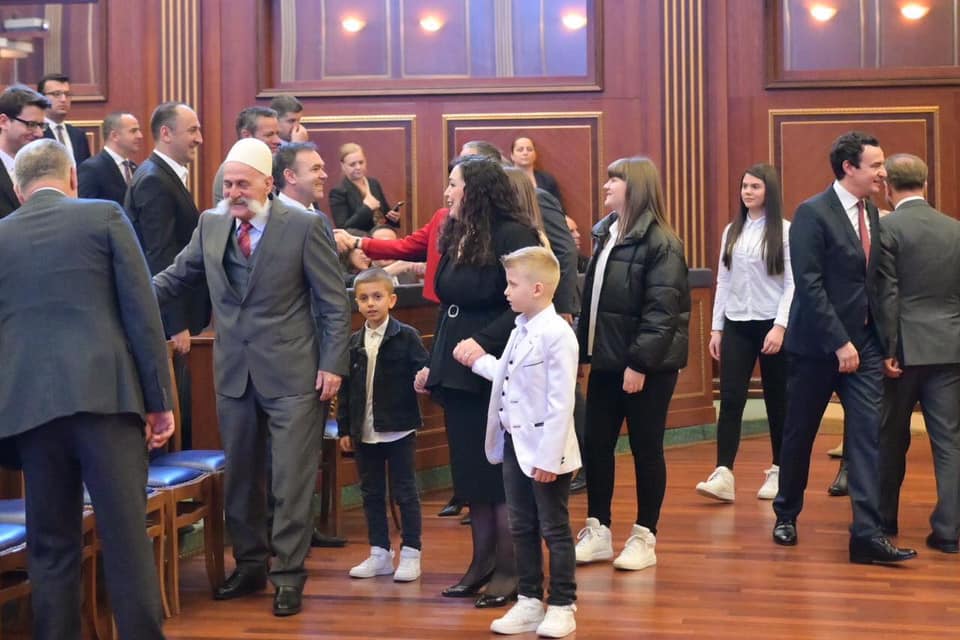 Momente emocionuese: E gjithë familja e Adem Jasharit në Kuvend