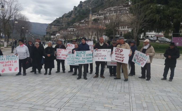 Të moshuarit e qendrave sociale dhe pensionistët dalin në marshim kundër dhunës ndaj grave