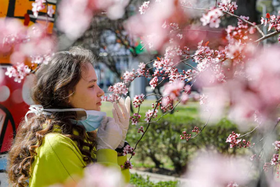 Humbja e nuhatjes, simptoma e Covid-19 që përmendet shumë pak
