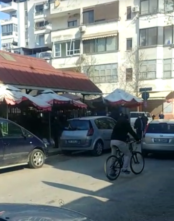 Koronavirusi mbyll tregun e madh në Durrës, tregtarët përplasen me policinë
