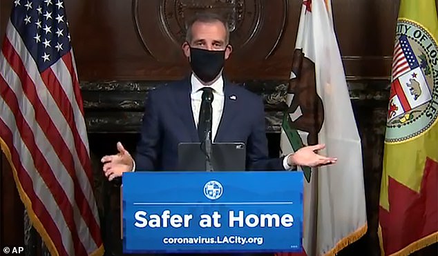 Kryebashkiaku i LA rekomandon banorët se mbajtja e maskave është e domosdoshme