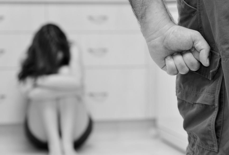 I stresuar nga karantina burri qëllon të shoqen: Përse u ktheve kaq vonë