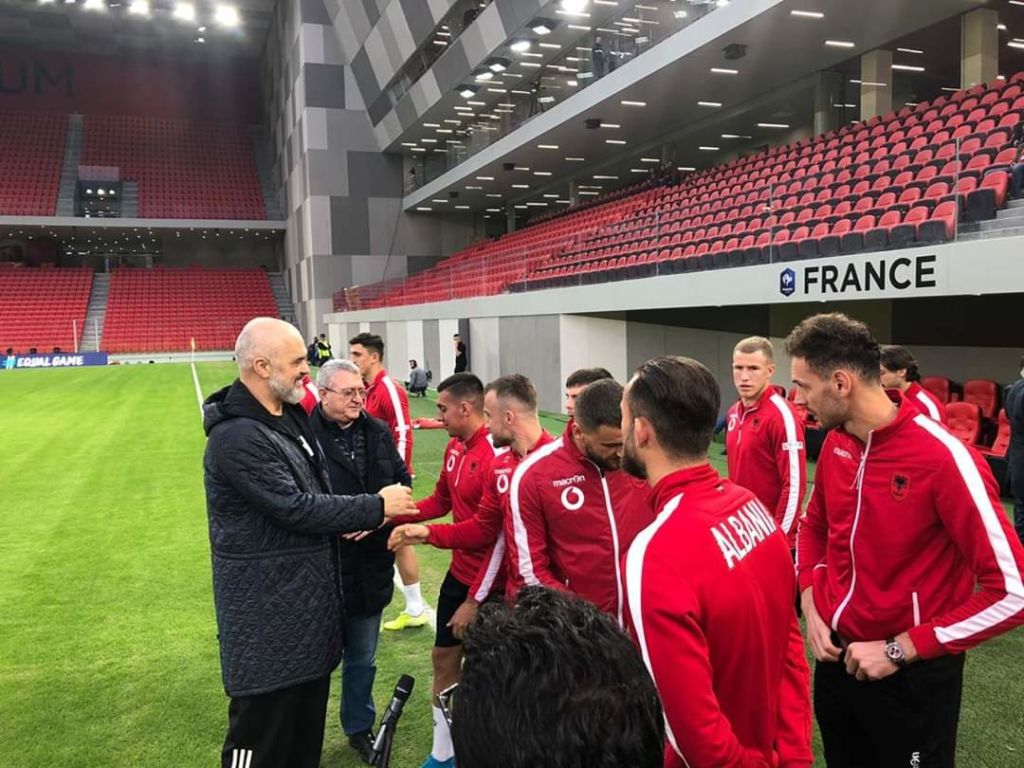 Edi Rama i kthen shpinën futbollit shqiptar: Klubet nuk do përfitojnë asgjë nga paketa financiare