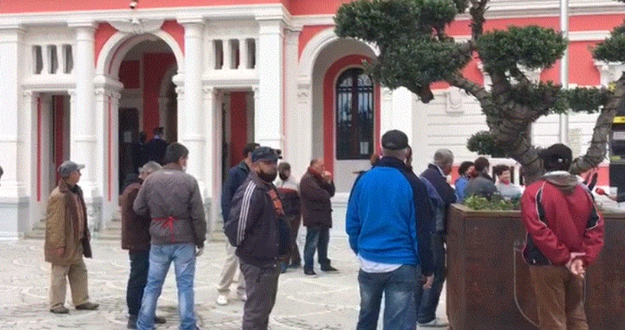 Mbyllet “Tregu i Orizit” në Vlorë, tregtarët protestë para bashkisë: Ku ta çojmë mallin?