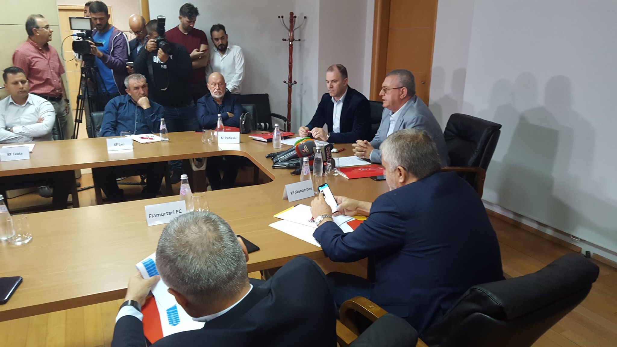 Protokolli i çuditshëm i FSHF-së, urdhër klubeve shqiptare për të infektuarit: Mos i bëni publikë