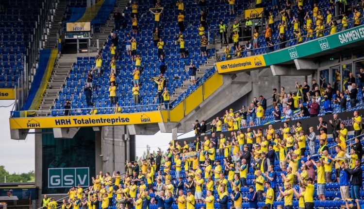 Me distancë sociale, një tjetër kampionat i njohur europian rikthen tifozët në stadiume