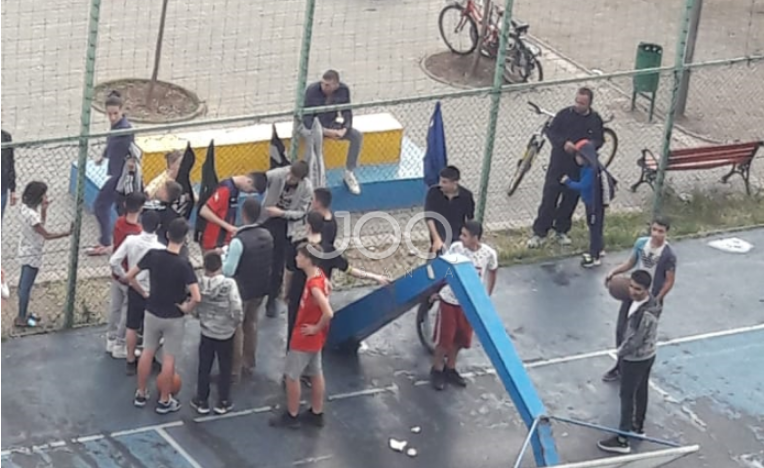 Bashkia Tiranë uron Gëzuar 1 Qershorin! Shtylla e koshit të basketbollit i bie mbi kokë fëmijës