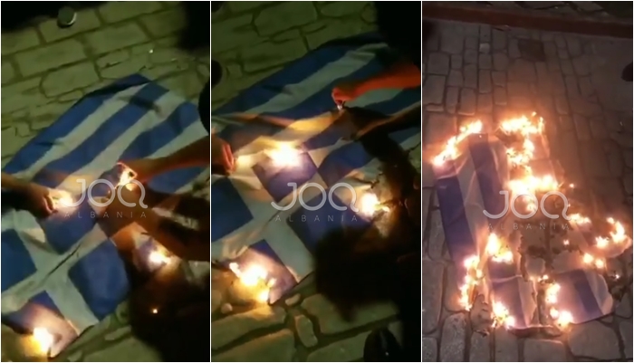 “T’q*fsha robt, grek i ka*it!”/ Të rinjtë e Sarandës i përgjigjen minoritarit, djegin flamurin grek në mes të qytetit