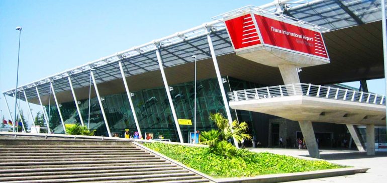 Nisin sot katër fluturimet nga Aeroporti i Rinasit, por jo të gjithë qytetarët mund të udhëtojnë