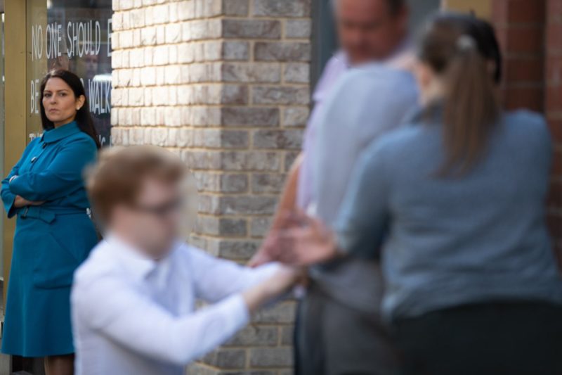 Kuksiani arrestohet në Londër, momenti ndiqet live nga ministrja britanike