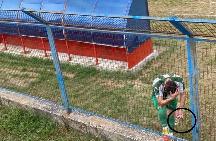 Çudira shqiptare/ Futbollisti pi birrë gjatë ndeshjes