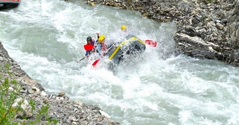 Mbytja e 18-vjeçarit në lumin Drin/ Po bënte rafting me shokët, ra nga varka dhe e mori rryma për 6 km