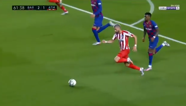 Futbollisti pengohet me këmbën e tij, penallti absurde në Barcelona-Atletico Madrid