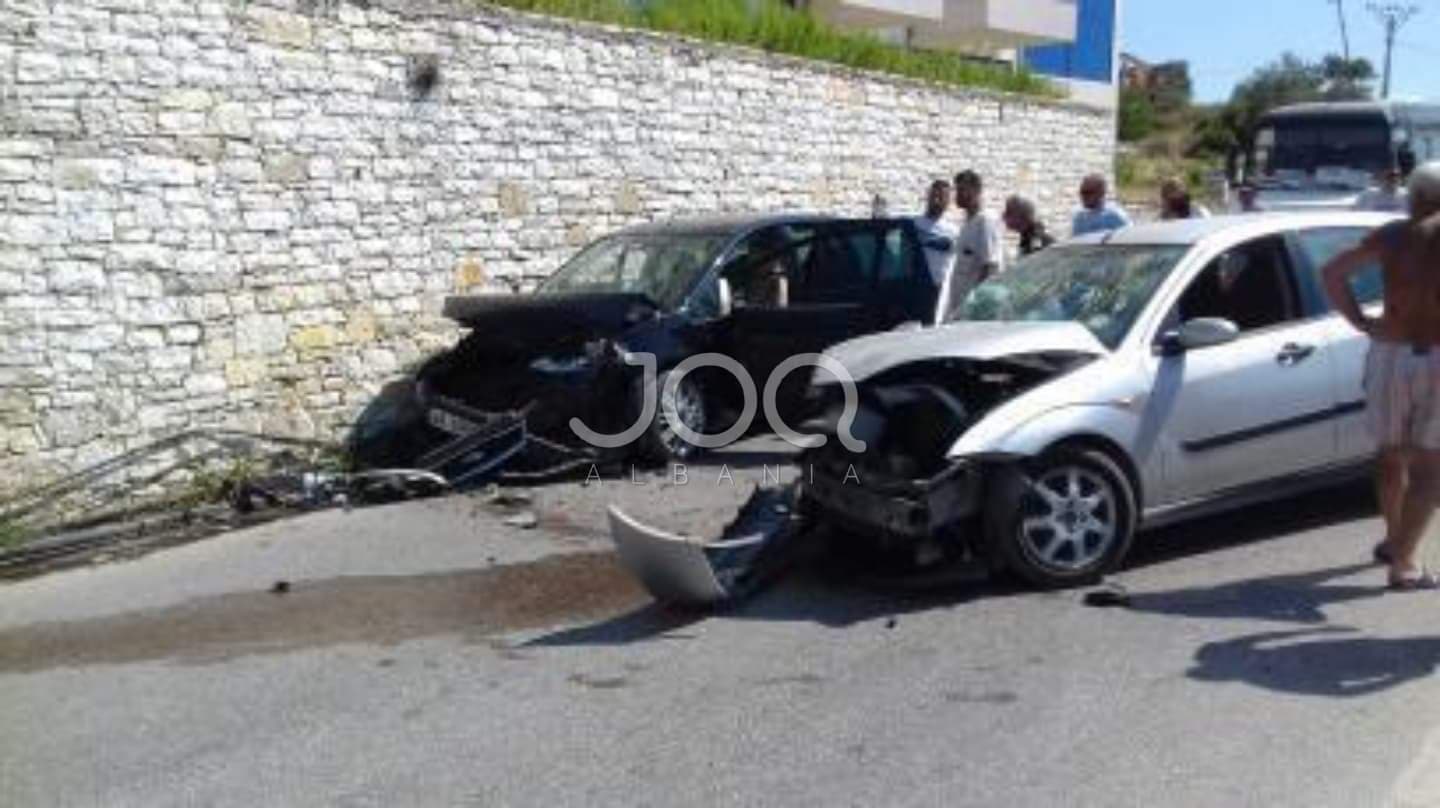 Përplasen dy makina në Vlorë, raportohet për të lënduar