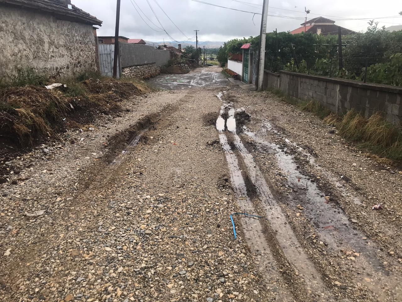 Propaganda shterpë e Raqkë Filos në Korçë, shiu i parë prish rrugën e ndërtuar me bujë