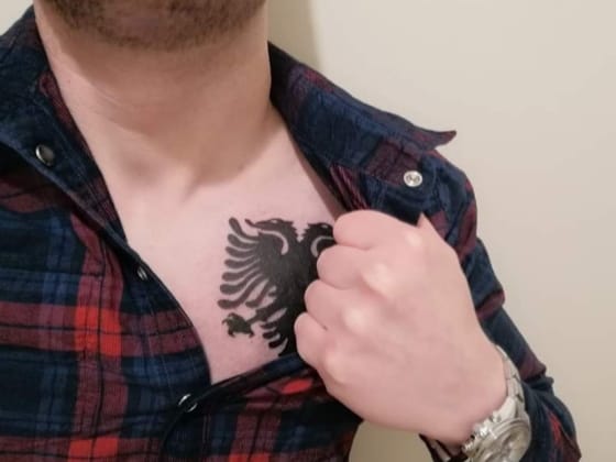 Shqiptari i merr të riut italian 150 euro nën kërcënimin e thikës, shqiponja që kishte tatuazh i “bën” gjëmën