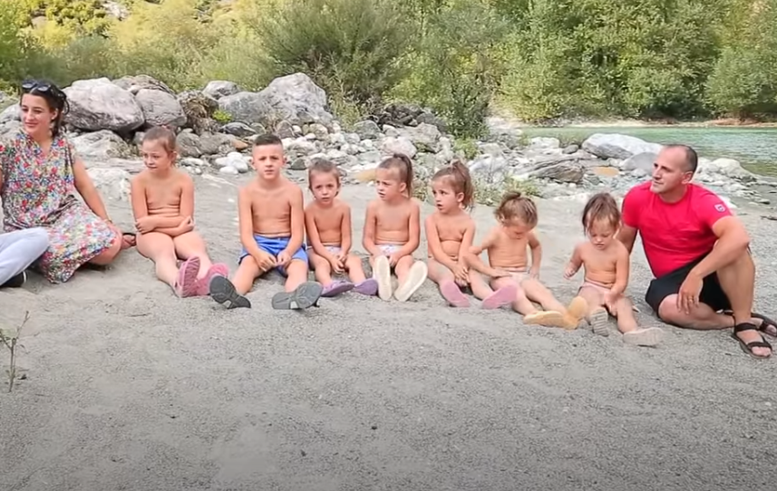 Shtëpia e tyre i ngjason një kopshti të vogël/ Çifti nga Tropoja ka 7 fëmijë