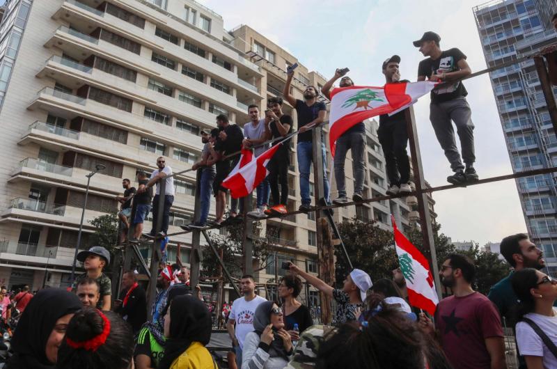 Bejruti përfshihet nga protestat/ Protestuesit marrin kontrollin e ministrive