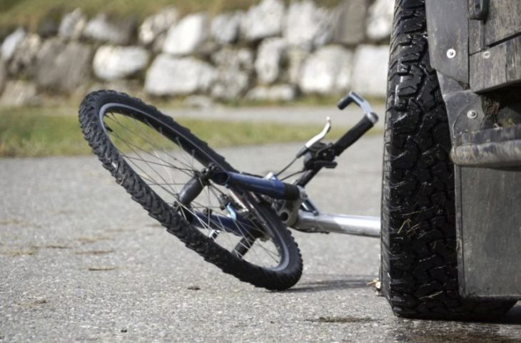 Aksident te “Kthesa e Kamzës”, i riu përplas 52-vjeçarin me biçikletë