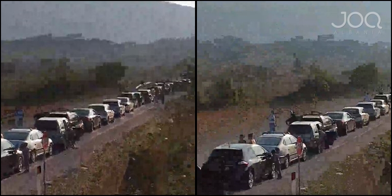 Kakavijë/ Radha mbi 10 KM! Shqiptarët e kanë gdhirë aty, qytetari: Policia kalon makinat me targa greke!