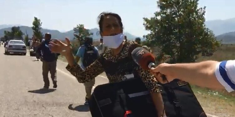 Autobusat zbresin shqiptarët, i lënë në rrugë 20 km larg Kakavijës me valixhe në krah, dëshmitë: S’kemi pirë pikë uji