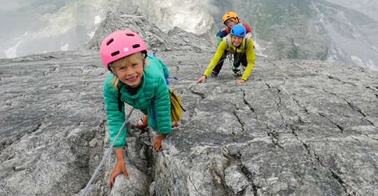 E pazakontë/ Çifti i alpinistëve ngjiten në 3000 m lartësi bashkë me fëmijët e tyre të mitur