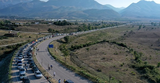 Vazhdojnë radhët kilometrike në Kakavijë/  Shtohen makina të tjera gjatë natës, shqiptarët flenë në rrugë