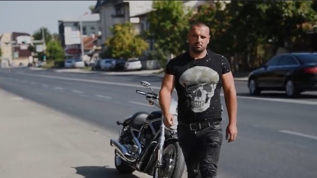 Ky është trimi me motoçikletë që i bëri “Komitat” maqedonas t’ia mbathin me të katra