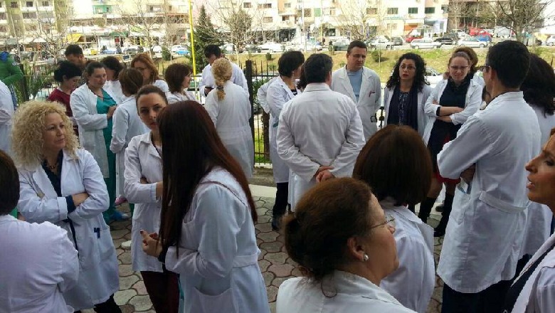 Mjekët paralajmëruan protestë ditën e nesërme, policia s’u jep leje