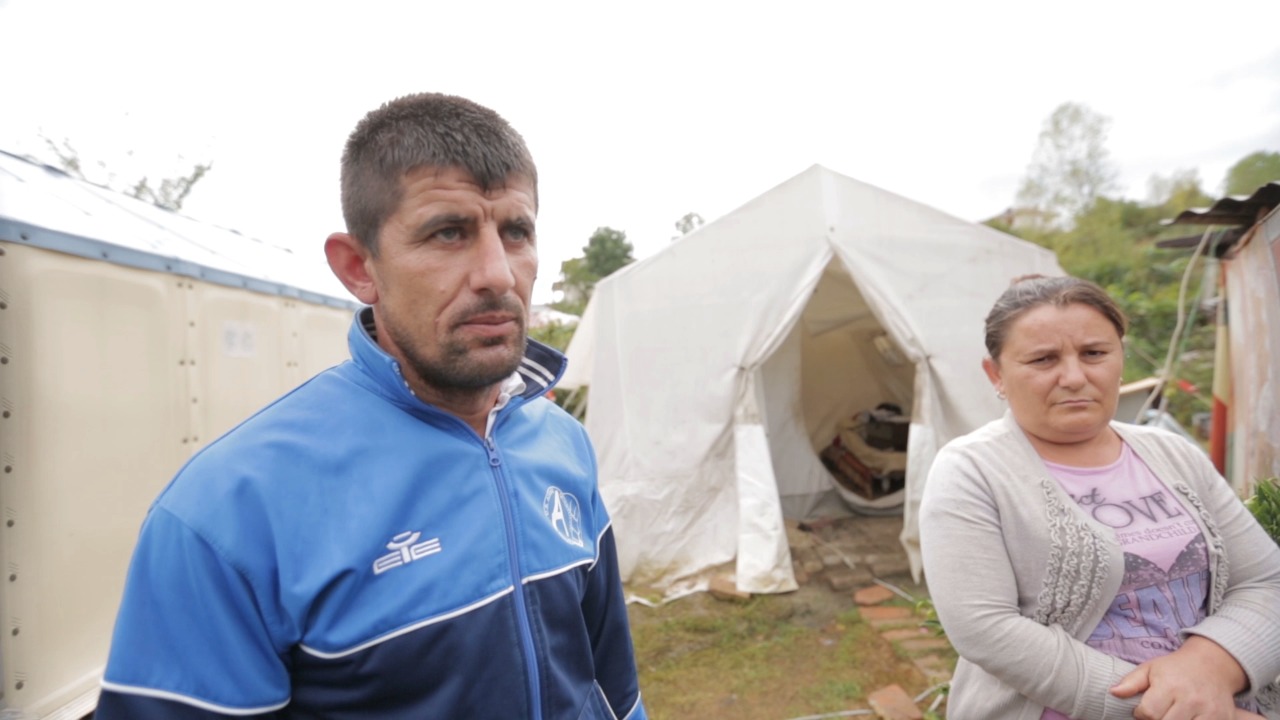 Mjerimi në Shqipëri/ Familja Preni në Krujë rrëfen natën e vështirë në çadër: Ishte një tmerr