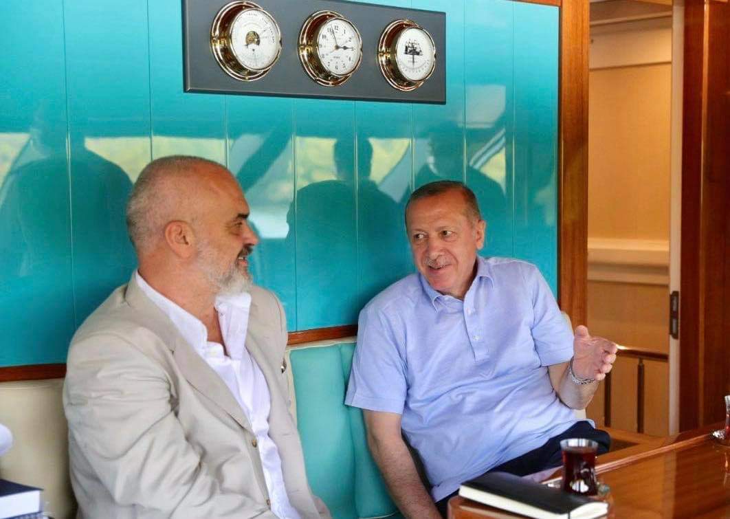 Lideri botëror Edi Rama takohet me Erdoganin, shqiptari: Thuaji të të mësojë se nuk falet deti!