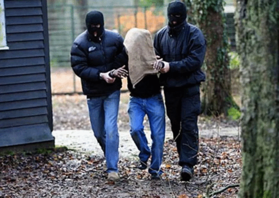 U shanë me njëri-tjetrin/ ‘Çmenden’ tre të rinjtë, marrin peng dhe rrahin në mes të pyllit 41-vjeçarin