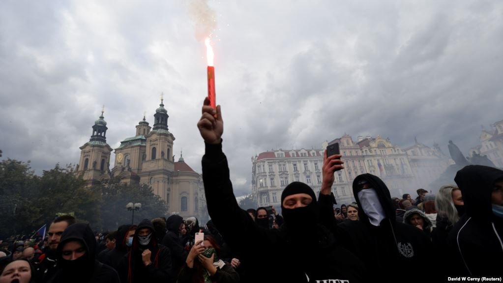 Çekët ngrihen në protestë për masat anti-Covid, përleshen keq me autoritetet