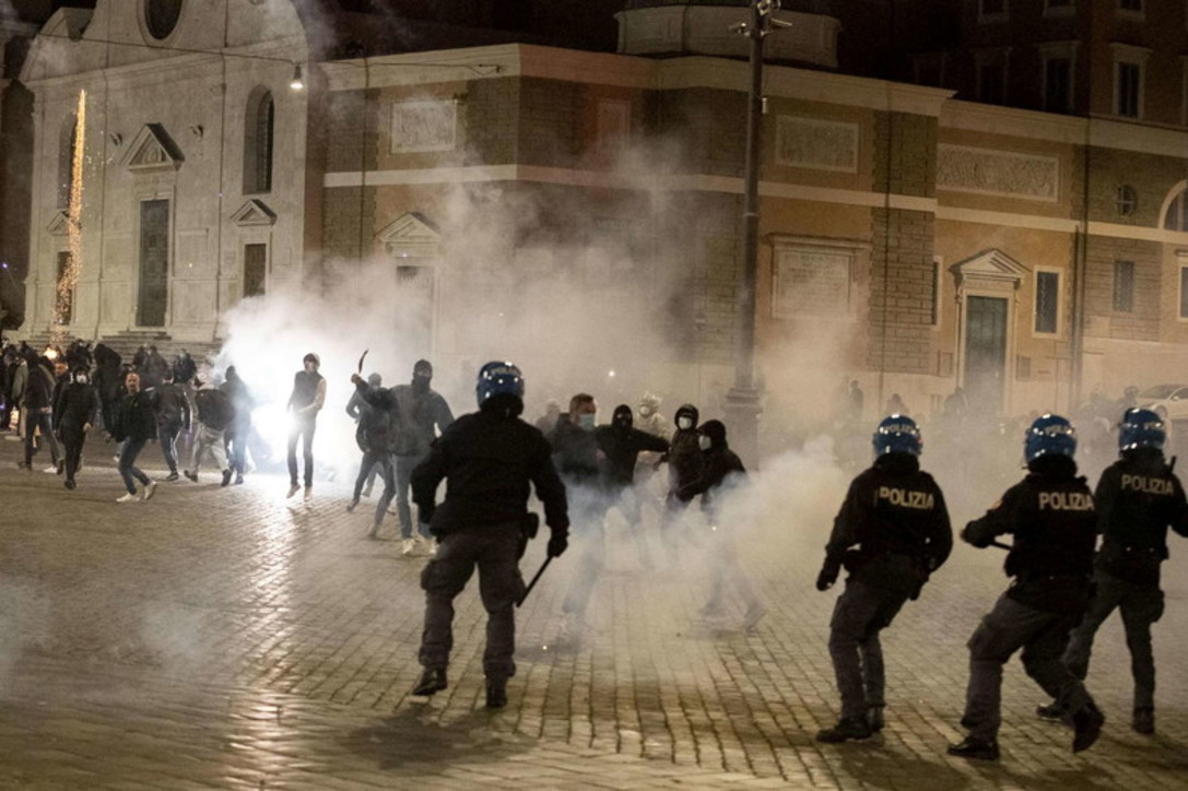 Roma gjendet midis kaosit/ Qytetarët përplasje me policinë