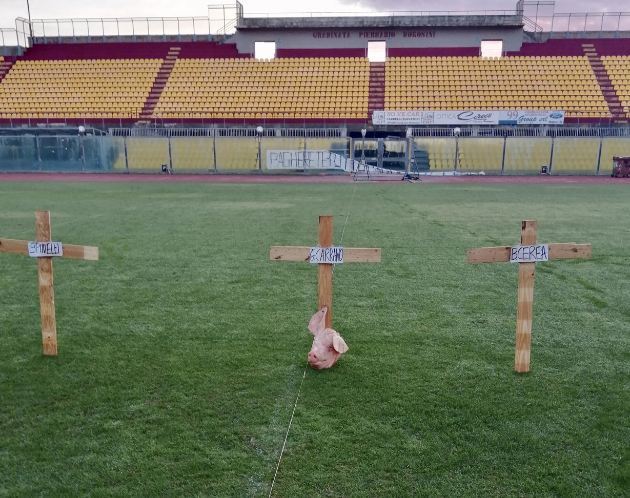 Skandali në Itali/ Kërcënohet skuadra e Livornos, i vendosin kryqe dhe kokë derri në stadium