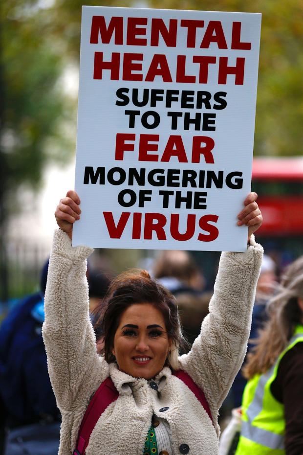 “Dashuria mposht frikën”/ Me pankarta në duar qytetarët e Londrës dalin në protestë, kundër masave anticovid