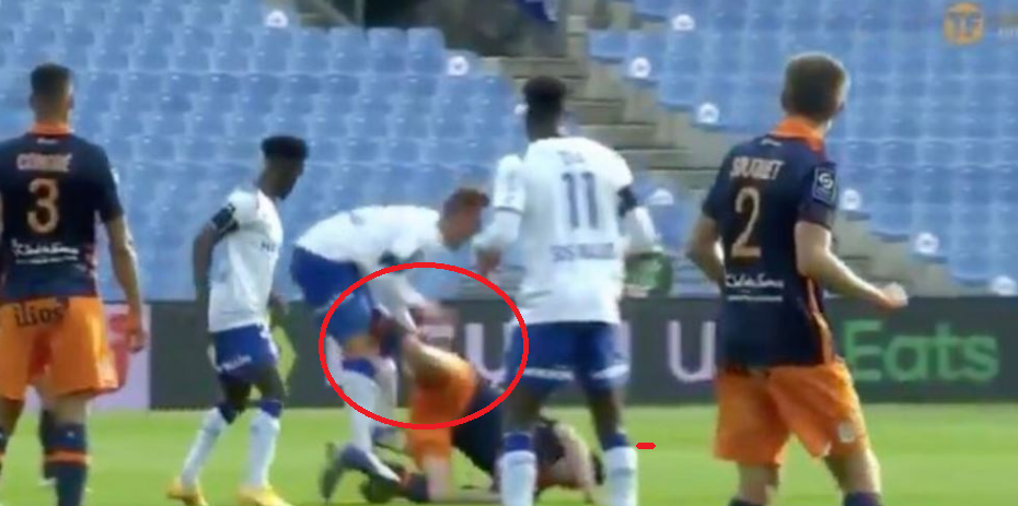 Çfarë dhimbje! Futbollisti i bën goditje “kung fu” kundërshtarit në organin gjenital