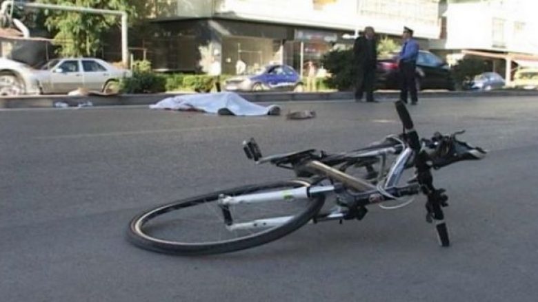 Aksident tragjik në Kavajë, makina përplas për vdekje të moshuarin me biçikletë