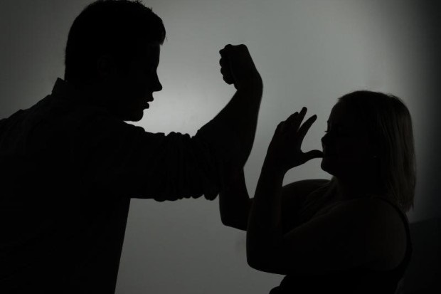 Çmendet 30-vjeçari, ushtron dhunë ndaj bashkëshortes