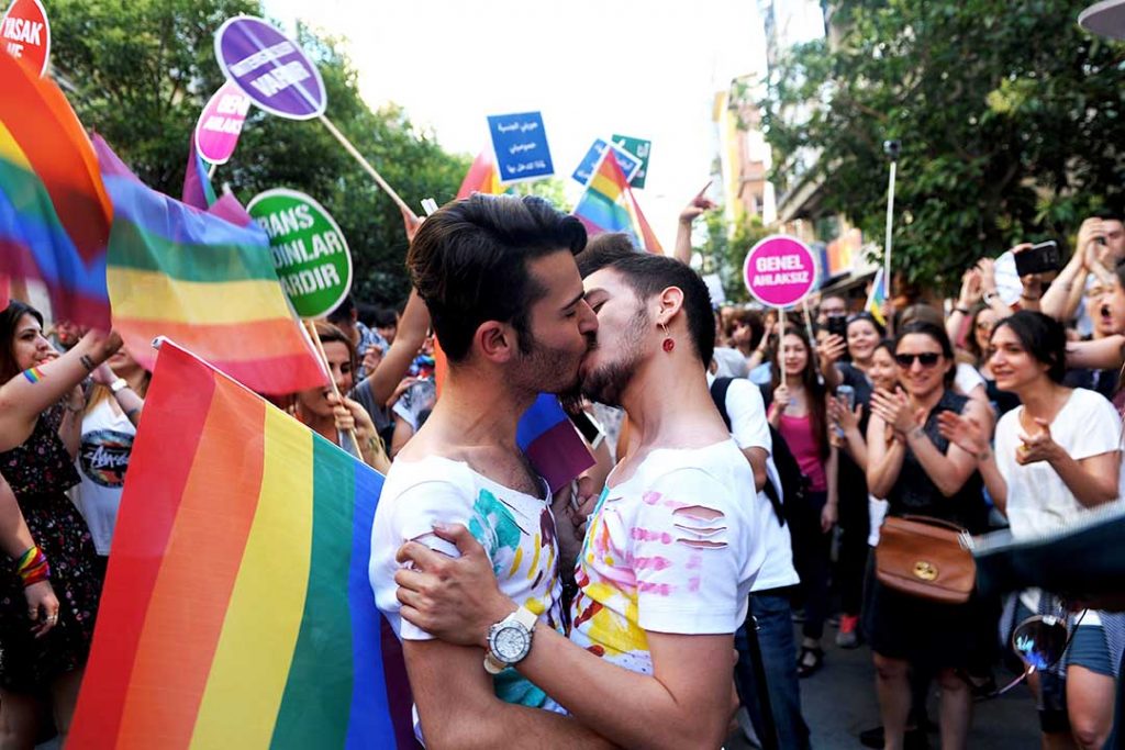 Komuniteti LGBT në Shqipëri kërkon birësimin e fëmijëve