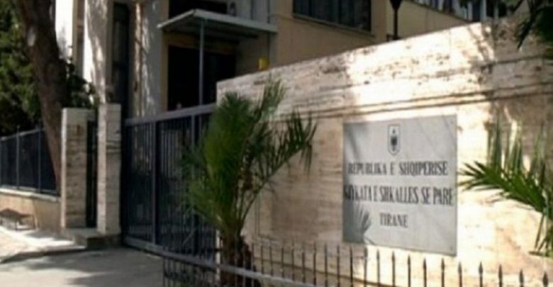 Covid ‘hyn’ në Gjykatën e Tiranës!/ Mbi 20 persona të infektuar, rastet po mbahen të fshehta